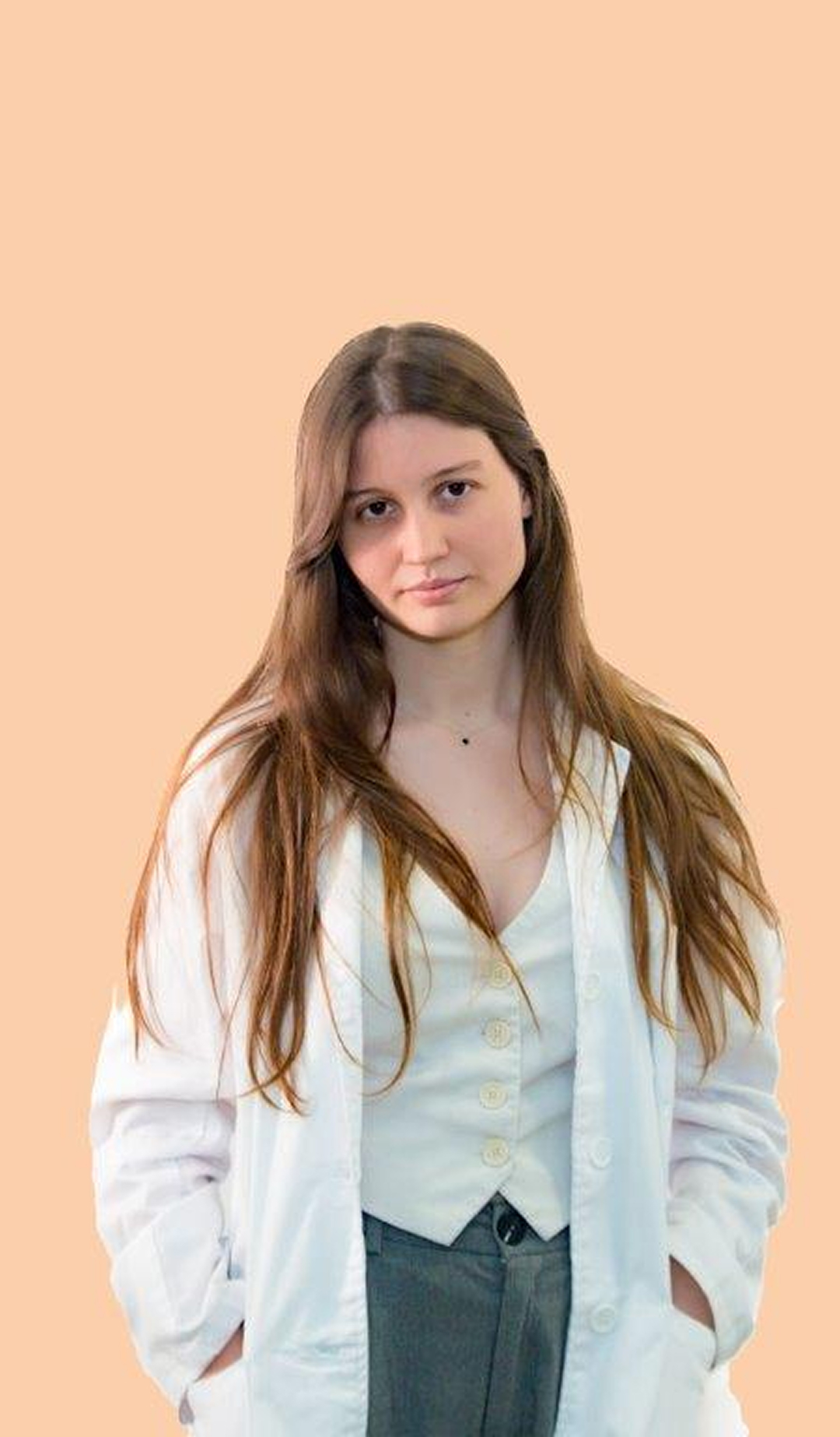 Mujer rubia de pie con chaleco de profesional sanitario